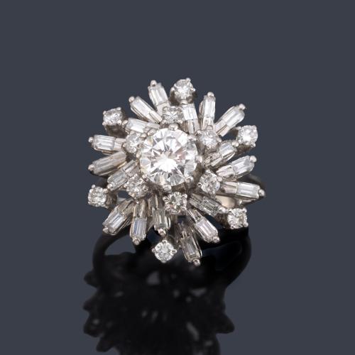  Anillo con rosetón de diamantes talla brillante y baguette de aprox. 1,70 ct en total.