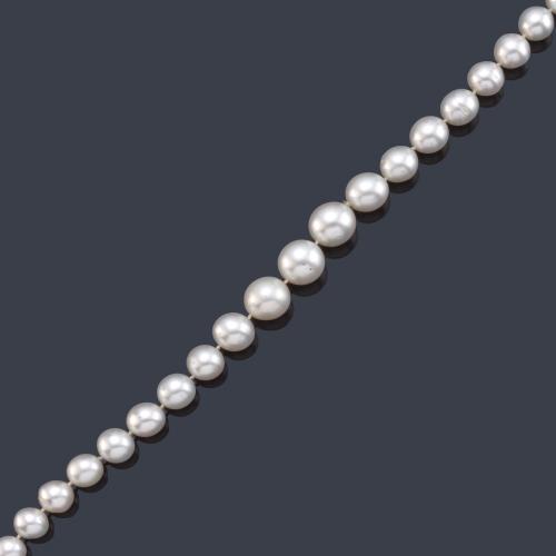 Collar con hilo de perlas australianas de aprox. 13,97 - 10,54 mm con cierre en oro blanco de 18K y diseño gallonado.