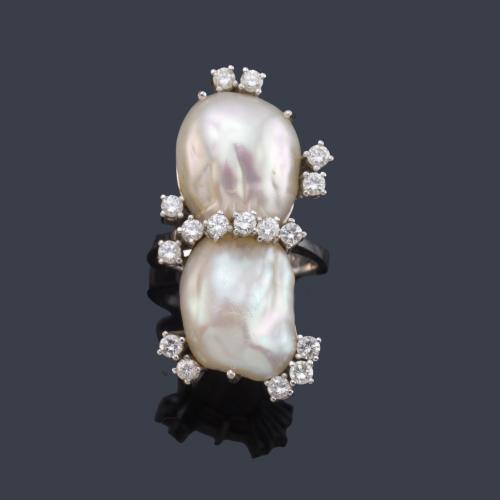  Anillo con pareja de perlas barrocas salpicadas por brillantes.