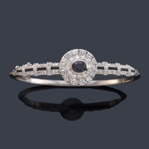  Pulsera rígida con zafiro talla oval y calibrados y brillantes de aprox. 1,80 ct en total. Años '30.