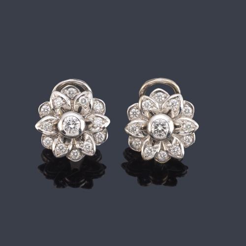  Pendientes cortos con diseño floral con diamantes talla brillante de aprox. 1,30 ct en total.