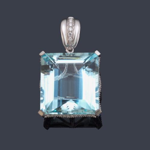  Colgante con gran aguamarina talla esmeralda de aprox. 36,96 ct con detalles de brillantes en reasa y perfilado.