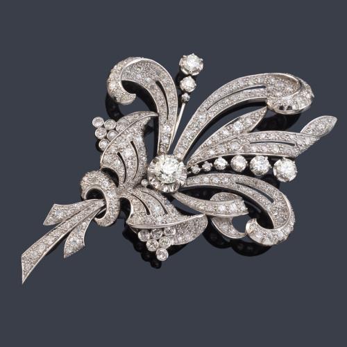  Broche con diseño de bouquet floral con diamantes talla antigua y rosa de aprox. 8,20 ct en total, en montura de platino.