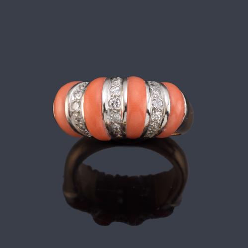 Anillo con motivos de coral intercalado con banda de brillantes en montura de oro amarillo de 18K.