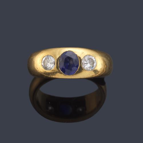 Anillo de caballero con pareja de brillantes de aprox. 0,70 ct en total y zafiro talla oval de aprox. 0,80 ct.
