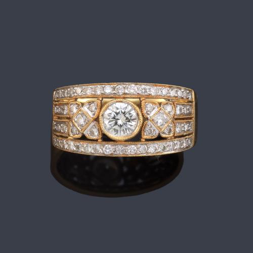 Anillo con diseño calado con brillantes de aprox. 1,25 ct en total.