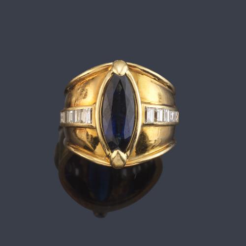 Anillo con zafiro central talla marquís con banda de diamantes talla baguette en ambos lados.