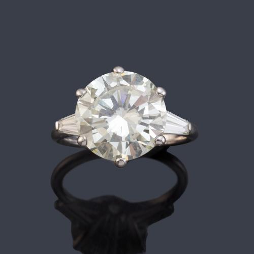 Solitario con brillante de 5,09  ct con dos diamantes talla trapecio.