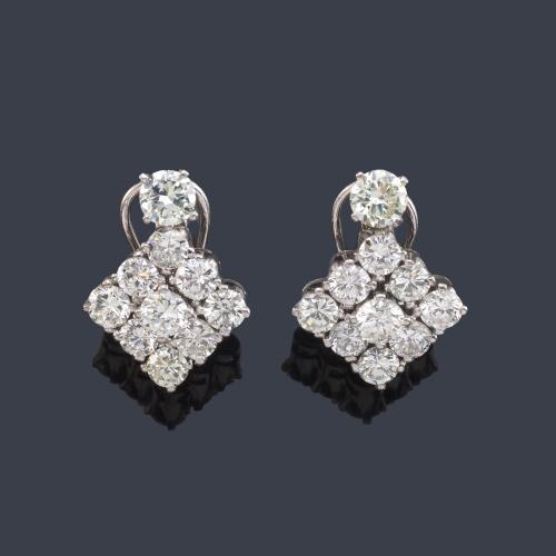 Pendientes cortos con diseño en forma de rombo con brillante de aprox. 6,40 ct en total.
