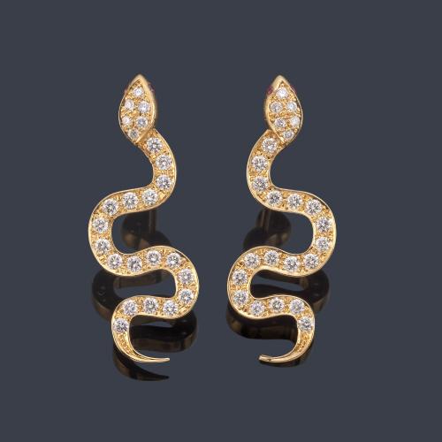 Pendientes largos en forma de serpiente con brillantes de aprox. 0,58 ct en total y rubíes en ambos ojos.