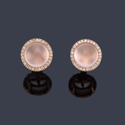 Pendientes cortos con dos cuarzos rosas talla cabujón con orla de brillantes.
