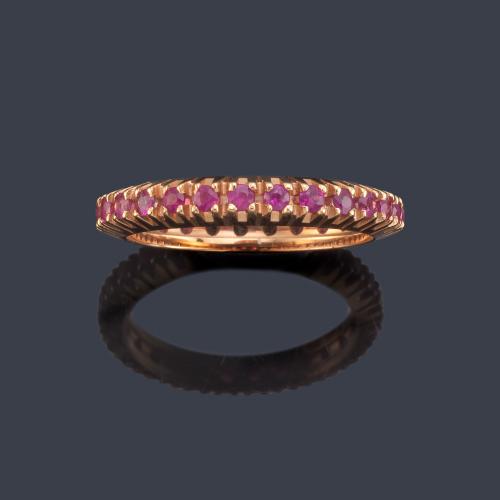 Alianza completa de rubíes talla redonda de aprox. 0,64 ct en total.