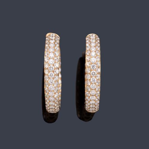 Pendientes criollas con pavé de brillantes de aprox. 8,02 ct en total.