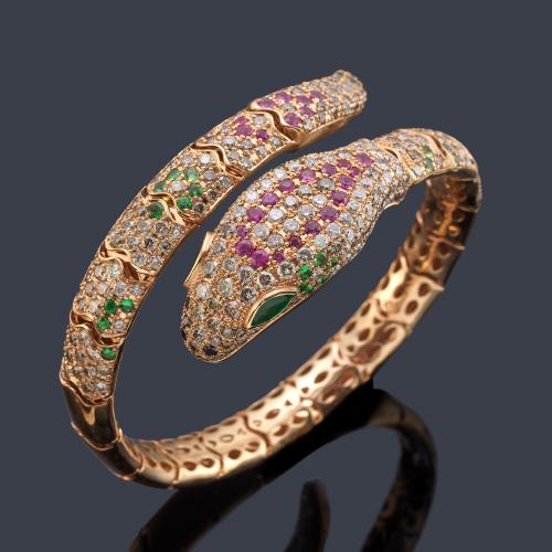 Pulsera con diseño de serpiente enroscada con diamantes incoloros y brillantes 'brown' de aprox. 8,90 ct con esmeraldas y rubíes.
