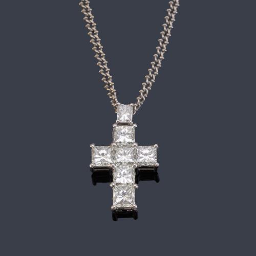Cruz con diamantes talla princesa de aprox. 2,70 ct en total.