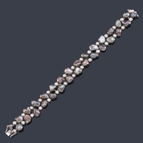  Pulsera articulada con dos bandas de perlas grises Keshi intercalado con brillantes de aprox. 0,80 ct en total.