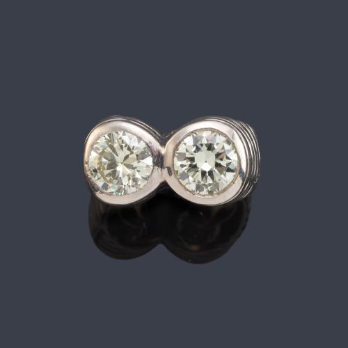 Anillo 'Tu y Yo' con dos brillantes de aprox. 1,00 ct cada uno en montura de oro blanco gallonado de 18K.