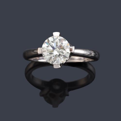 Solitario con brillante de aprox. 1,50 ct en montura de oro blanco de 18K. Dictamen Gemológico IGE.