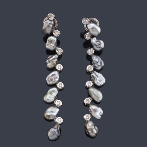  Pendientes largos con perlas grises 'Keshi' y brillantes de aprox. 0,20 ct en total.