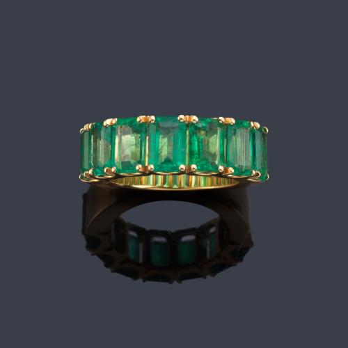  Anillo con siete esmeraldas de aprox. 5,70 ct en total.