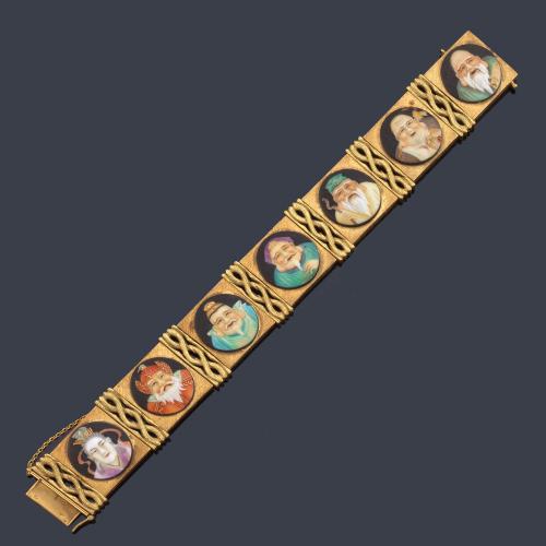 Pulsera con representación de los siete Dioses Chinos de la Suerte en porcelana policromada en montura de oro amarillo de 18K.