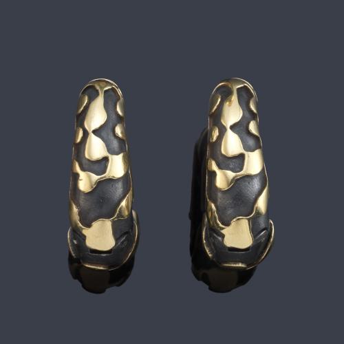 Pendientes tipo criolla con motivos abstractos en oro amarillo de 18K sobre base de bronce.