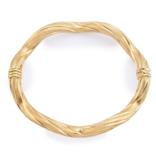 Pulsera con diseño ondulado en montura de oro amarillo mate y brillo de 18K.