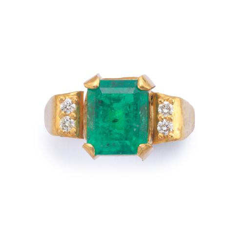  Anillo con esmeralda Colombiana de aprox. 2,20 ct con brillantes de aprox. 0,10 ct en total.