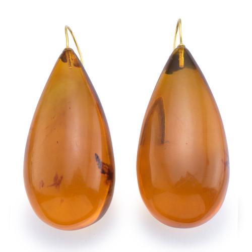 Pendientes largos con dos piezas de ámbar en forma de gota y cierre de gancho en oro amarillo de 18K.