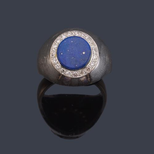  Anillo con pieza circular de lapislázuli con orla de brillantes en oro blanco de 18K.