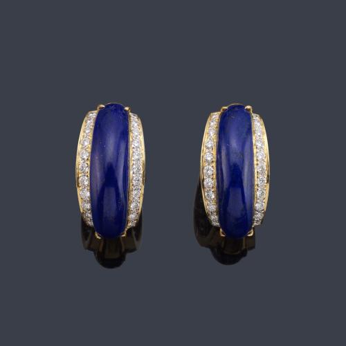 Pendientes tipo criolla con dos motivos de lapislázuli al centro y doble banda de brillantes de aprox. 0,55 ct en total. Años '70.