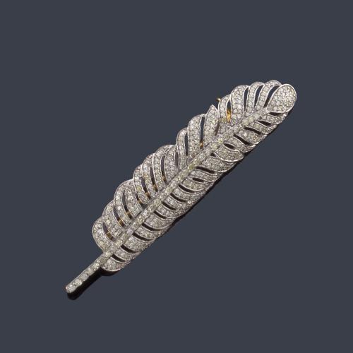 Broche con diseño de pluma con diamantes talla rosa de aprox. 1,35 ct en total.
