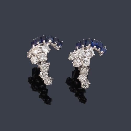 Pendientes largos con cuajado de brillantes de aprox. 1,00 ct y banda superior de zafiros calibrados.