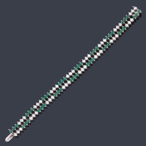 Pulsera doble rivière con esmeraldas talla redonda de aprox. 3,40 ct en total y brillantes de aprox. 4,80 ct en total.