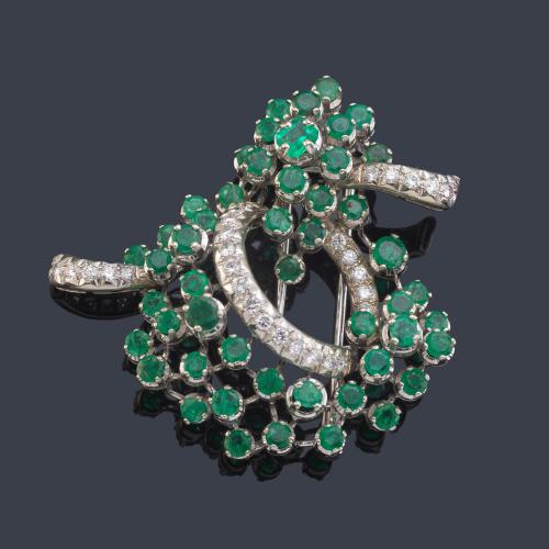 Broche con diseño de ramillete con esmeraldas de aprox. 6,62 ct en total y bandas de brillantes curvadas de aprox. 0,95 ct en total.