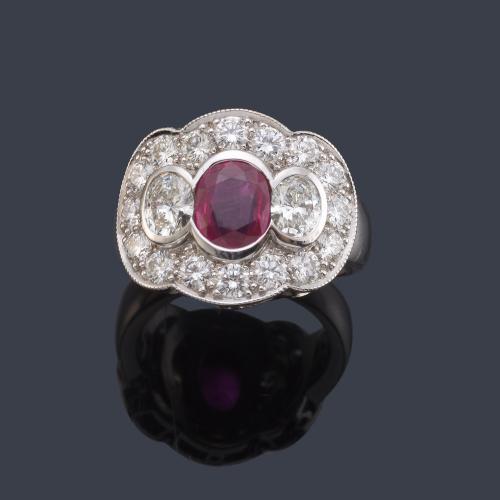  Anillo con diamantes talla brillante y oval de aprox. 1,40 ct en total y un rubí central talla oval de aprox. 1,20 ct.
