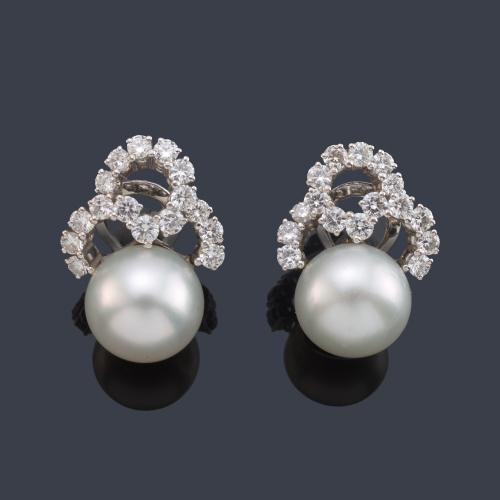 Pendientes cortos con pareja de perlas australianas de aprox. 13,50 - 14,00 mm y tres motivos circulares con brillantes de aprox. 2,90 ct en total.