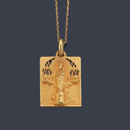 Medalla devocional con La Imagen de La Virgen del Pilar en montura y cadena de oro amarillo de 18K.
