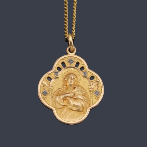 Medalla devocional con La Imagen de La Inmaculada con detalles de diamantes talla rosa. Circa 1926.