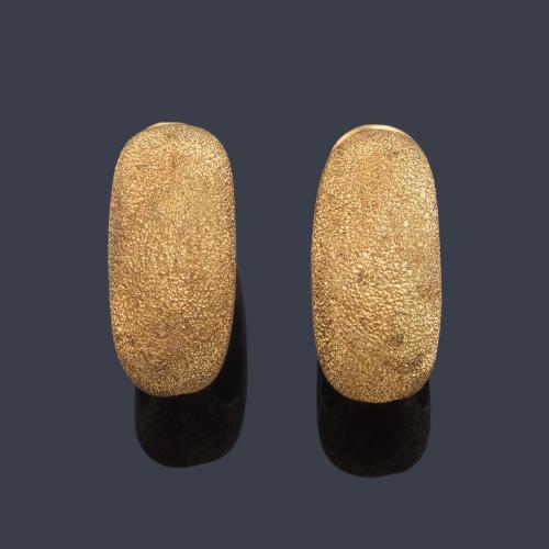 Pendientes tipo criolla en montura texturizada de oro amarillo de 18K.