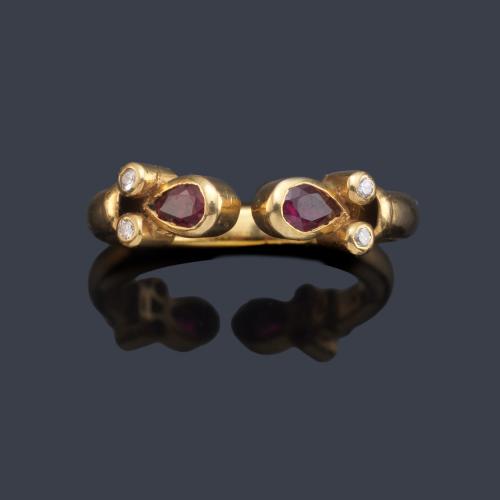 Anillo con pareja de rubíes talla perilla y cuatro brillantes en montura de oro amarillo de 18K.