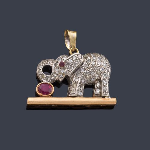 Colgante con diseño de elefante cuajado de diamantes talla 8/8 y dos rubíes.
