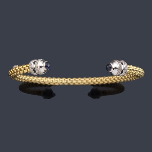 Pulsera rígida con doble remate con zafiros talla cabujón y brillantes.