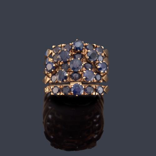 Cinco anillos unidos con zafiros talla redonda en montura de oro amarillo de 18K.