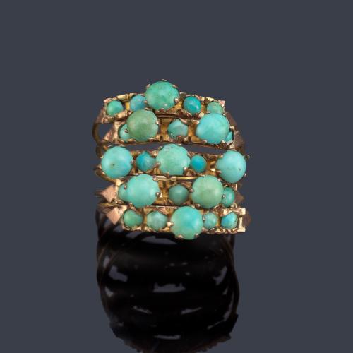 Cinco anillos unidos con turquesas talla cabujón en diferentes tamaños.
