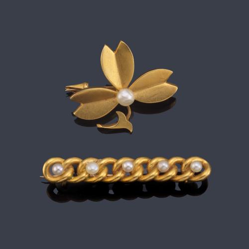  Dos broches con barrita con perlitas y motivo floral con perlita central.