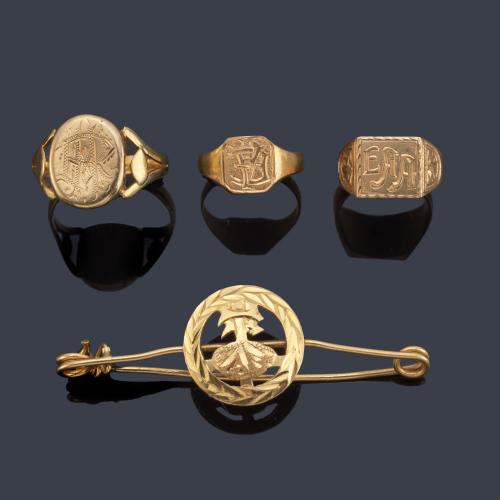 Lote con tres anillos tipo sello y un alfiler en oro amarillo de 18K.