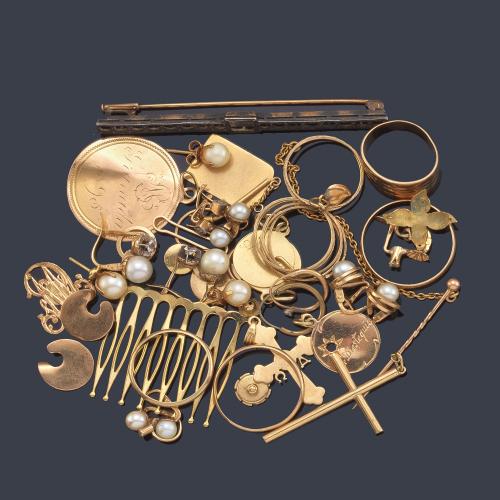 Lote con diferentes piezas en oro amarillo de 18K.