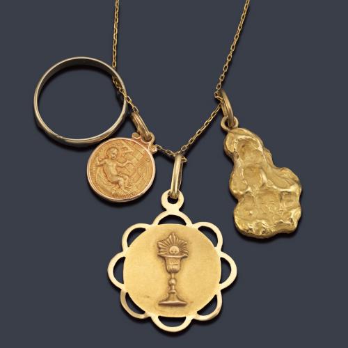 Lote con cadena, dos medallas, una alianza y gema dura en oro amarillo de 18K.
