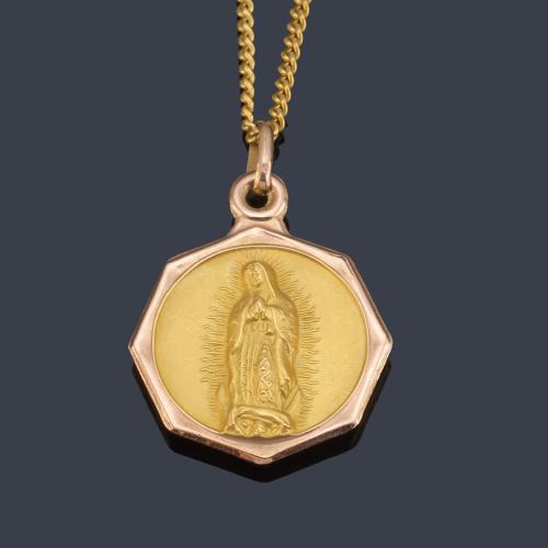 Colgante devocional con La Imagen del Sagrado Corazón y de La Virgen, con cadena de oro amarillo de 18K.